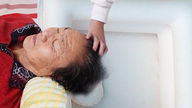 Read more about the article Cách gội đầu cho người cao tuổi dễ dàng không phải ai cũng biết