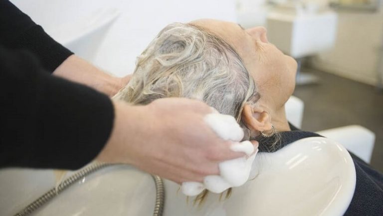 Read more about the article Làm thế nào để gội đầu cho người cao tuổi tại nhà