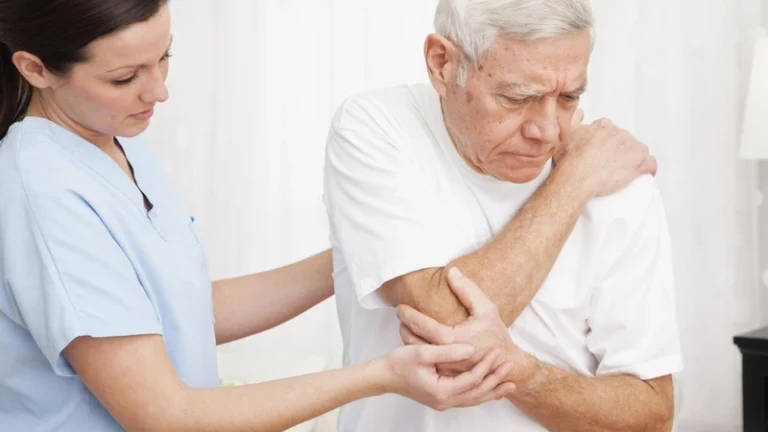 5 loại thảo dược chữa đau nhức xương khớp ở người già
