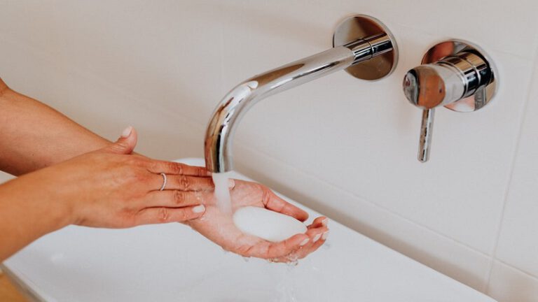 Tắm như thế nào để không bị đột quỵ?